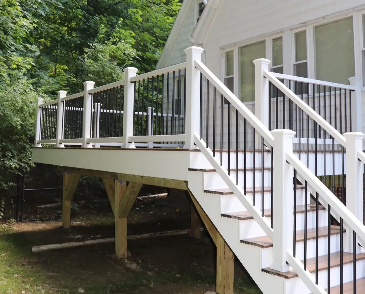 Framing & Railings, completed Sustainable Decks project